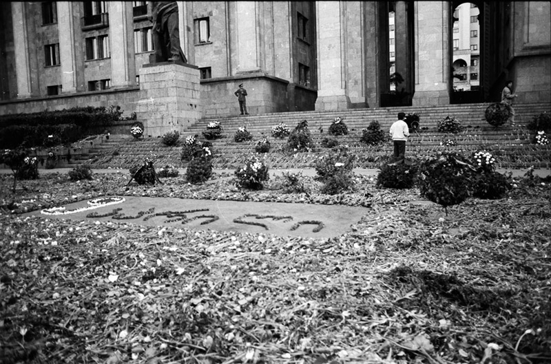 Tiflis, Georgien, April 1989: nach der blutigen Niederschlagung der Demonstration vom 9. April 1989 gegen die sowjetische Besatzung haben Demonstrierende in den Tagen danach eine Art Mahnmal mit Blumen vor dem georgischen Parlament errichtet. Zwei Jahre später, am 9. April 1991, hat sich Georgien von der UdSSR losgesagt und für unabhängig erklärt. Heute ist der 9. April einer der wichtigsten Gedenktage des Landes.